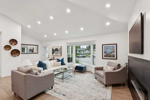 14 Butte Place Nw, Calgary, AB - Indoor Photo Showing Living Room