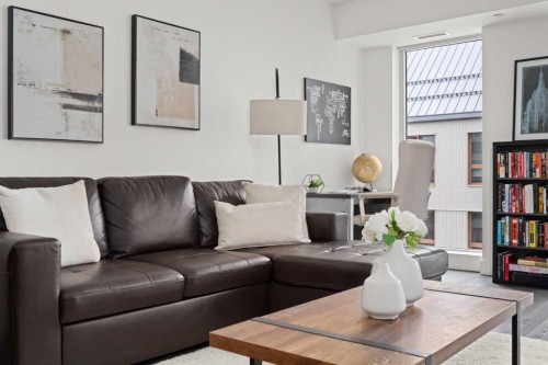 609-1025 5 Avenue Sw, Calgary, AB - Indoor Photo Showing Living Room