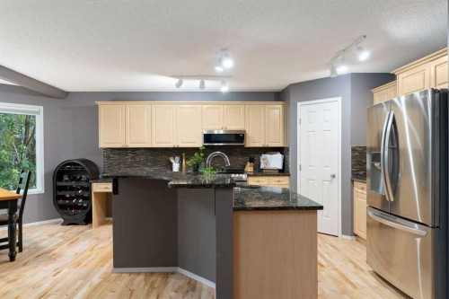 131 Valley Stream Close Nw, Calgary, AB - Indoor Photo Showing Kitchen