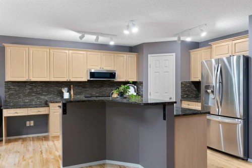 131 Valley Stream Close Nw, Calgary, AB - Indoor Photo Showing Kitchen