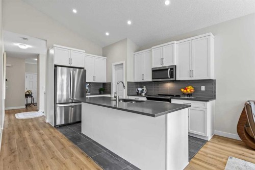 119 Walgrove Green Se, Calgary, AB - Indoor Photo Showing Kitchen