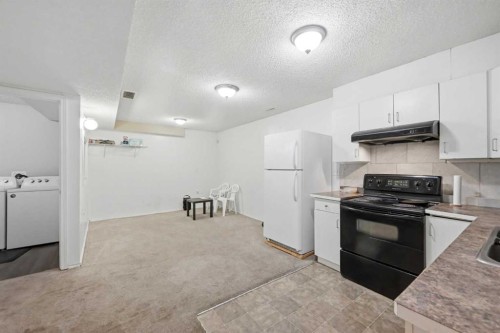 33 Saddlecrest Close Ne, Calgary, AB - Indoor Photo Showing Kitchen