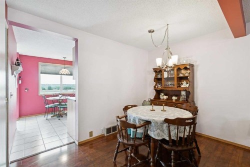 316 Queenston Heights Se, Calgary, AB - Indoor Photo Showing Dining Room