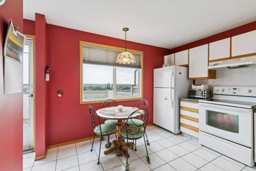 316 Queenston Heights Se, Calgary, AB - Indoor Photo Showing Kitchen