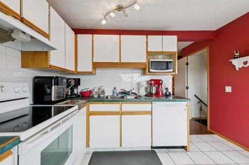 316 Queenston Heights Se, Calgary, AB - Indoor Photo Showing Kitchen
