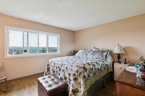 316 Queenston Heights Se, Calgary, AB - Indoor Photo Showing Bedroom
