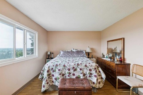 316 Queenston Heights Se, Calgary, AB - Indoor Photo Showing Bedroom