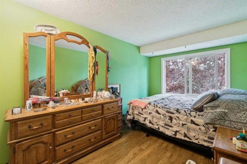 316 Queenston Heights Se, Calgary, AB - Indoor Photo Showing Bedroom