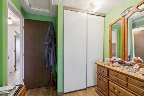 316 Queenston Heights Se, Calgary, AB - Indoor Photo Showing Bathroom
