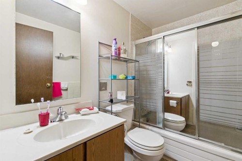 316 Queenston Heights Se, Calgary, AB - Indoor Photo Showing Bathroom
