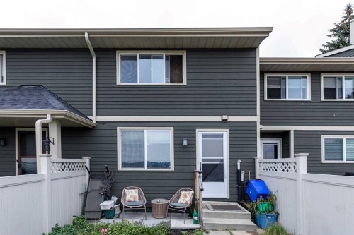 316 Queenston Heights Se, Calgary, AB - Outdoor