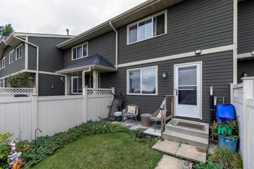 316 Queenston Heights Se, Calgary, AB - Outdoor
