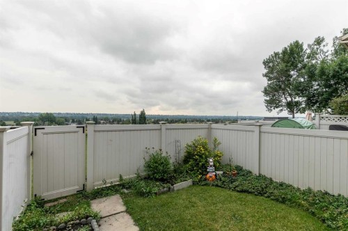316 Queenston Heights Se, Calgary, AB - Outdoor