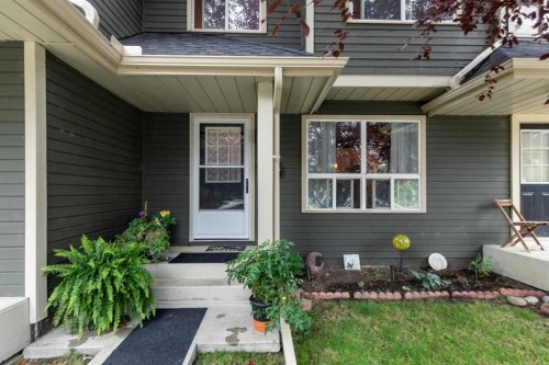 316 Queenston Heights Se, Calgary, AB - Outdoor With Exterior
