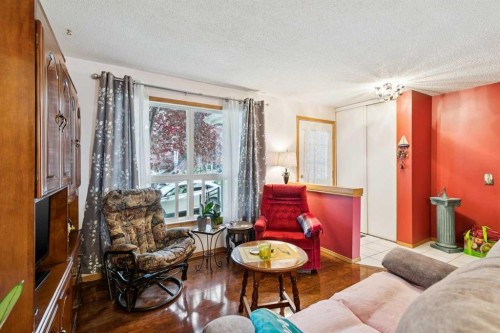 316 Queenston Heights Se, Calgary, AB - Indoor Photo Showing Living Room