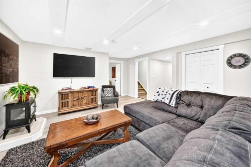 61 West Edge Road, Cochrane, AB - Indoor Photo Showing Living Room
