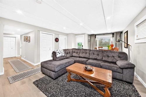 61 West Edge Road, Cochrane, AB - Indoor Photo Showing Living Room