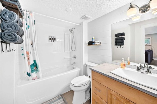 61 West Edge Road, Cochrane, AB - Indoor Photo Showing Bathroom