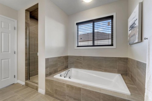 121 Osborne Common Sw, Airdrie, AB - Indoor Photo Showing Bathroom