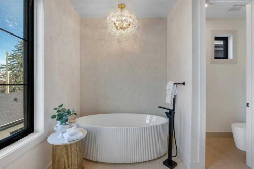 4112 17 Street Sw, Calgary, AB - Indoor Photo Showing Bathroom