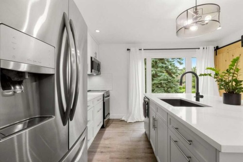 3909 Point Mckay Road Nw, Calgary, AB - Indoor Photo Showing Kitchen With Upgraded Kitchen