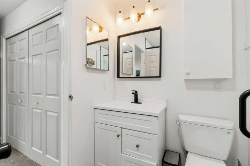 3909 Point Mckay Road Nw, Calgary, AB - Indoor Photo Showing Bathroom