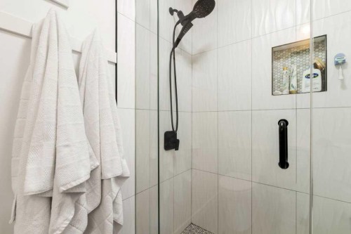 3909 Point Mckay Road Nw, Calgary, AB - Indoor Photo Showing Bathroom