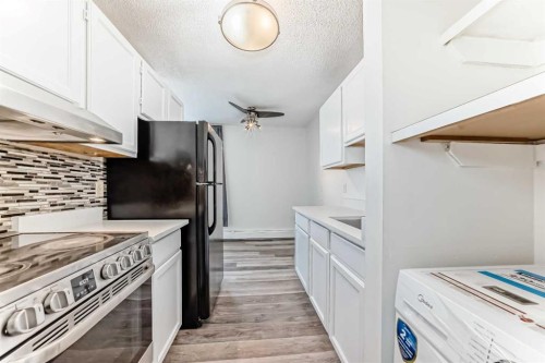 32-1703 11 Avenue Sw, Calgary, AB - Indoor Photo Showing Kitchen