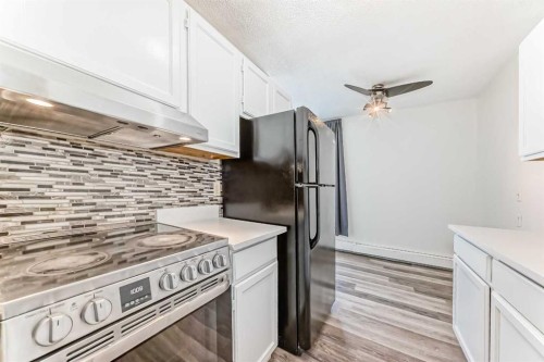 32-1703 11 Avenue Sw, Calgary, AB - Indoor Photo Showing Kitchen