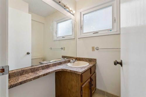 1491 Berkley Drive Nw, Calgary, AB - Indoor Photo Showing Bathroom