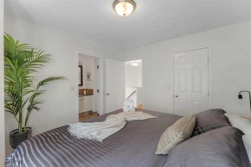 1707 23 Avenue Sw, Calgary, AB - Indoor Photo Showing Bedroom