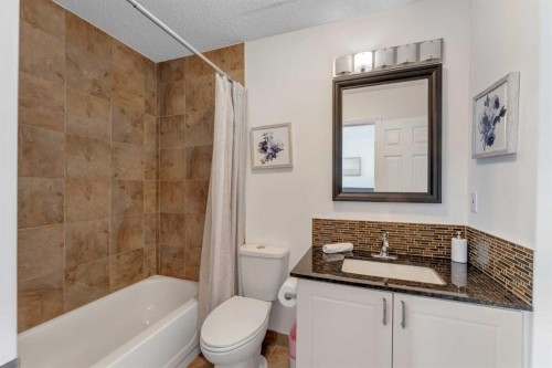 1707 23 Avenue Sw, Calgary, AB - Indoor Photo Showing Bathroom