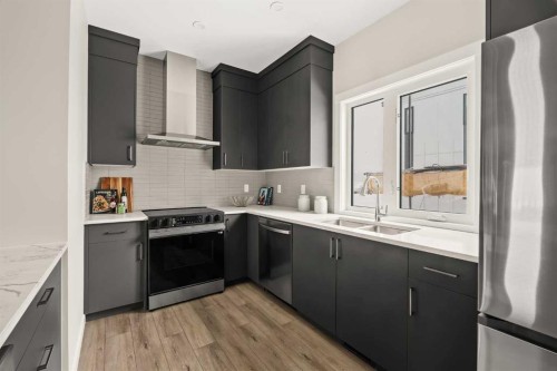  - Indoor Photo Showing Kitchen With Double Sink With Upgraded Kitchen