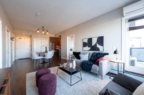 403-607 17 Avenue Nw, Calgary, AB - Indoor Photo Showing Living Room