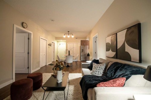 403-607 17 Avenue Nw, Calgary, AB - Indoor Photo Showing Living Room