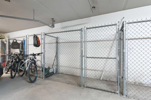 103-1606 4 Street Nw, Calgary, AB - Indoor Photo Showing Garage