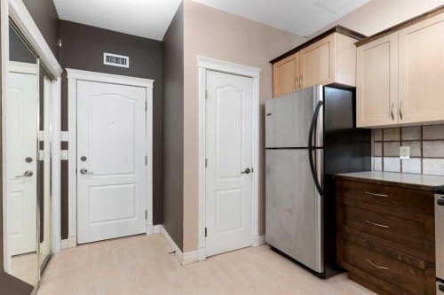 103-1606 4 Street Nw, Calgary, AB - Indoor Photo Showing Kitchen