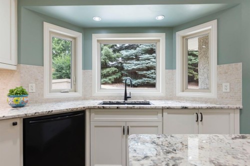 311 Woodhaven Bay Sw, Calgary, AB - Indoor Photo Showing Kitchen