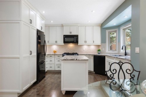 311 Woodhaven Bay Sw, Calgary, AB - Indoor Photo Showing Kitchen