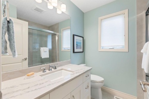 311 Woodhaven Bay Sw, Calgary, AB - Indoor Photo Showing Bathroom