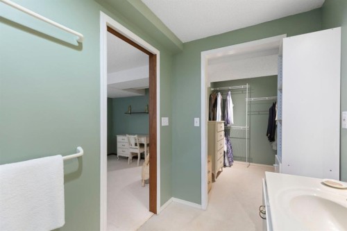 311 Woodhaven Bay Sw, Calgary, AB - Indoor Photo Showing Bathroom