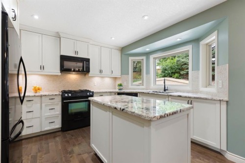 311 Woodhaven Bay Sw, Calgary, AB - Indoor Photo Showing Kitchen With Upgraded Kitchen