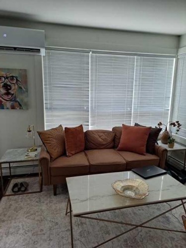 128-510 Edmonton Trail Ne, Calgary, AB - Indoor Photo Showing Living Room