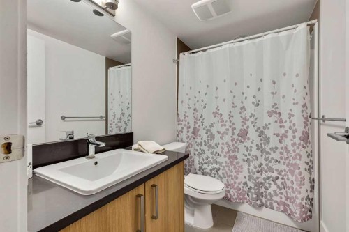 128-510 Edmonton Trail Ne, Calgary, AB - Indoor Photo Showing Bathroom