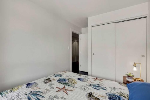 128-510 Edmonton Trail Ne, Calgary, AB - Indoor Photo Showing Bedroom