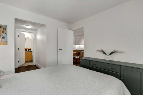 128-510 Edmonton Trail Ne, Calgary, AB - Indoor Photo Showing Bedroom