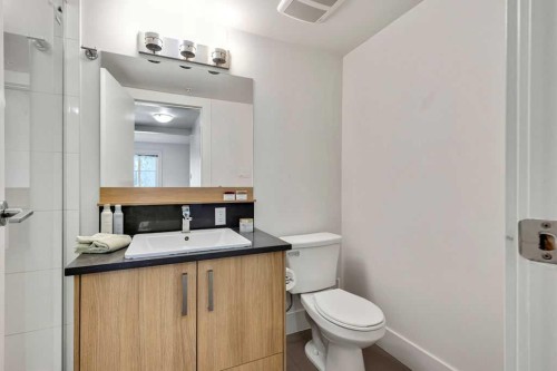 128-510 Edmonton Trail Ne, Calgary, AB - Indoor Photo Showing Bathroom
