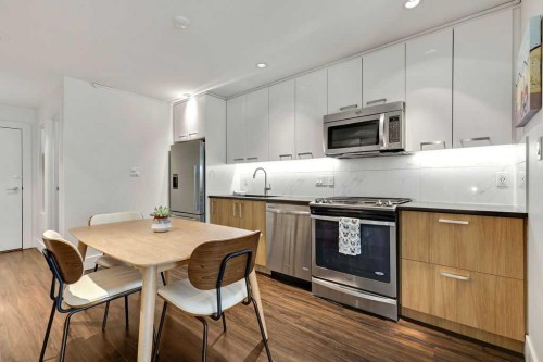 128-510 Edmonton Trail Ne, Calgary, AB - Indoor Photo Showing Kitchen With Stainless Steel Kitchen With Upgraded Kitchen