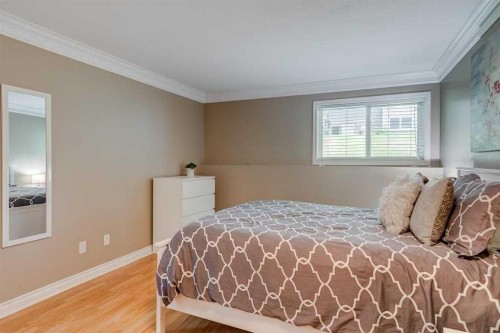 2135-70 Glamis Drive Sw, Calgary, AB - Indoor Photo Showing Bedroom