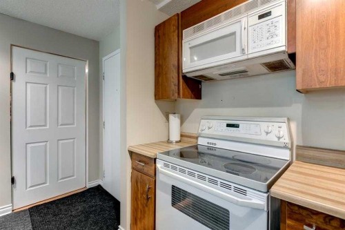 2135-70 Glamis Drive Sw, Calgary, AB - Indoor Photo Showing Kitchen